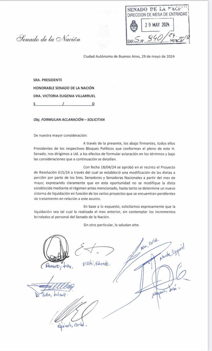 El acta de pedido firmada por los senadores para no recibir el aumento de sueldos. El acta de pedido firmada por los senadores para no recibir el aumento de sueldos.