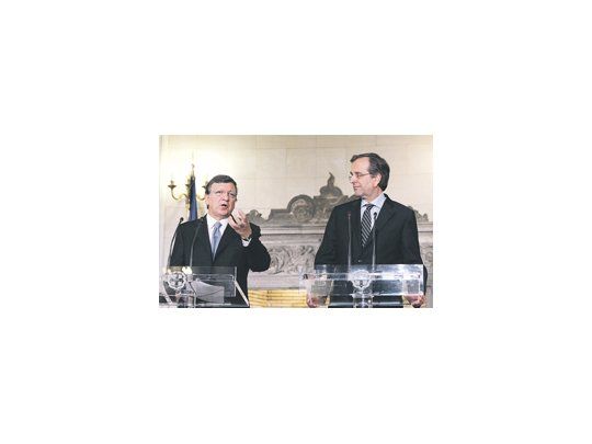 Ayer el ministro griego Antonis Samaras enfrentó a la prensa junto con otro portugués, José Manuel Durao Barroso, titular de la Comisión Europea.