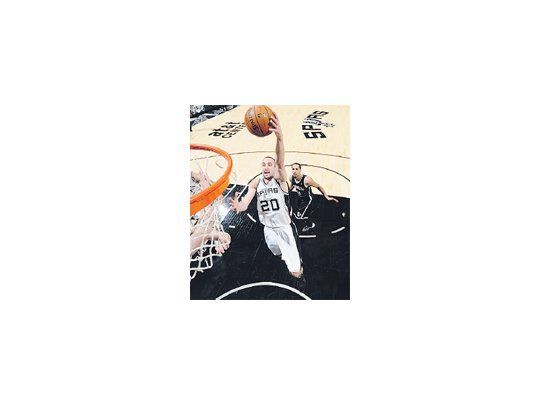 “Manu” Ginóbili contribuyó con 15 puntos en el último triunfo de 2013 para los Spurs.
