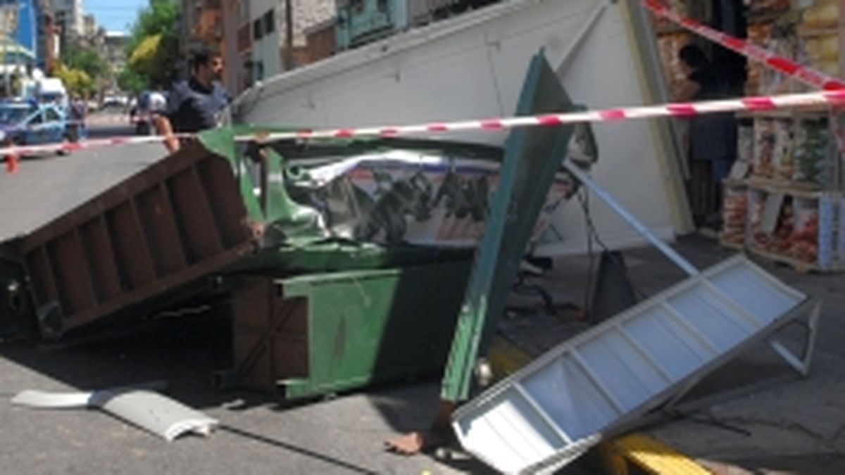 Camioneta chocó puesto de diarios y mató a una mujer en Balvanera