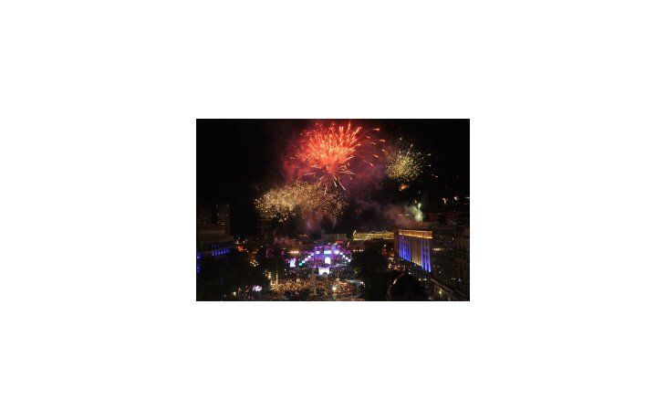 Fuegos artificiales en la Plaza de Mayo.