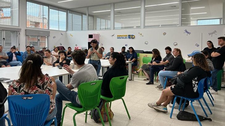Urban Lab. Los vecinos y expertos en clima discutieron las medidas contra el calor en el SUM del barrio, batulizado Espacios Digitales.