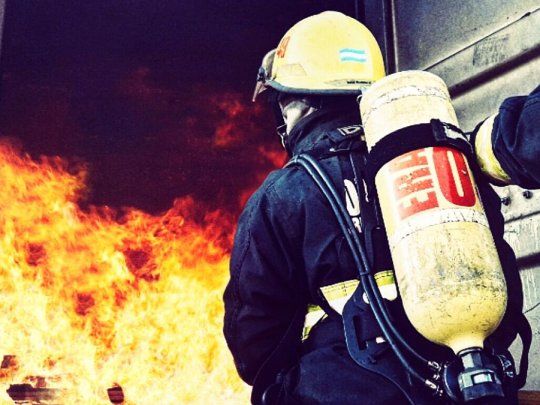 “Solidaridad,abnegación, sacrificio y desinterés” son las cuatro palabras que describen lalabor de los bomberos voluntarios.
