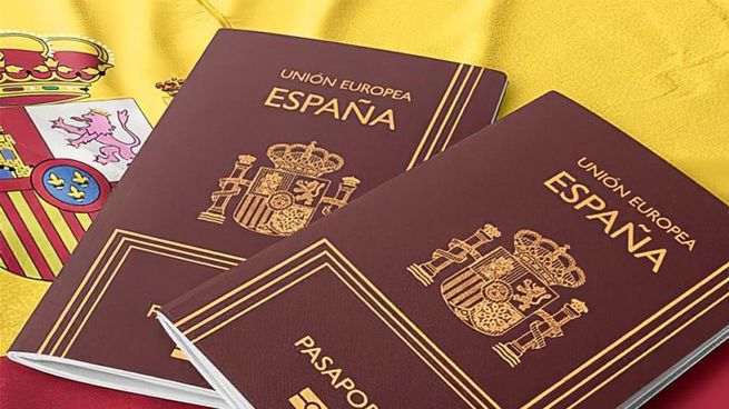 La ciudadania española puede tramitarse desde la sede diplomatica de España en el pais que residimos.