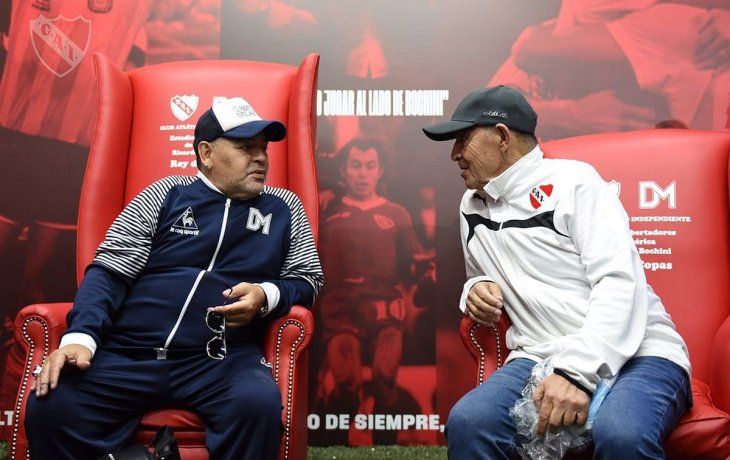 Maradona junto a Bochini, el ídolo de su infancia.