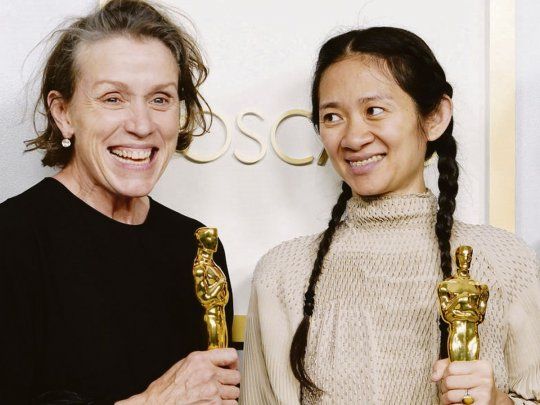 Nomadland. Frances McDormand y Chloé Zhao, con sus estatuillas.