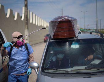La crisis del coronavirus en Guayaquil generó imagenes impensadas, como ataúdes en los techos de los autos.