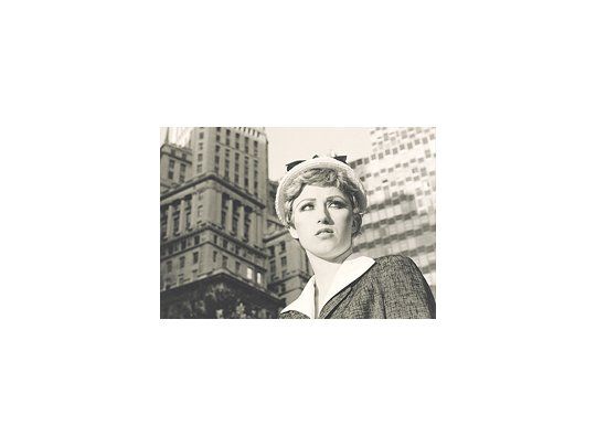«Untitled Film Still # 21», autorretrato de la fotógrafa Cindy Sherman, cuya muestra en el MoMA de Nueva York desató una ola de críticas contra los curadores que dejaron a la artista en segundo plano.