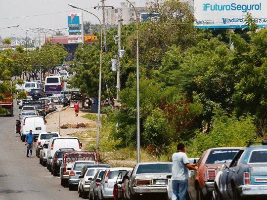 odisea. En Caracas y en otras ciudades venezolanas, los automovilistas deben hacer colas de hasta 12 horas para poder cargar nafta. La policía motorizada es la encargada de racionar el combustible.