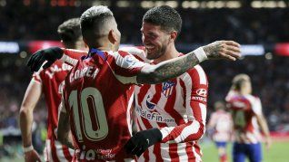 Asistidor y goleador. Ángel Correa y Rodrigo De Paul se abrazan luego de gestar y ejecutar el gol que le dio el triunfo agónico a Atlético de Madrid.