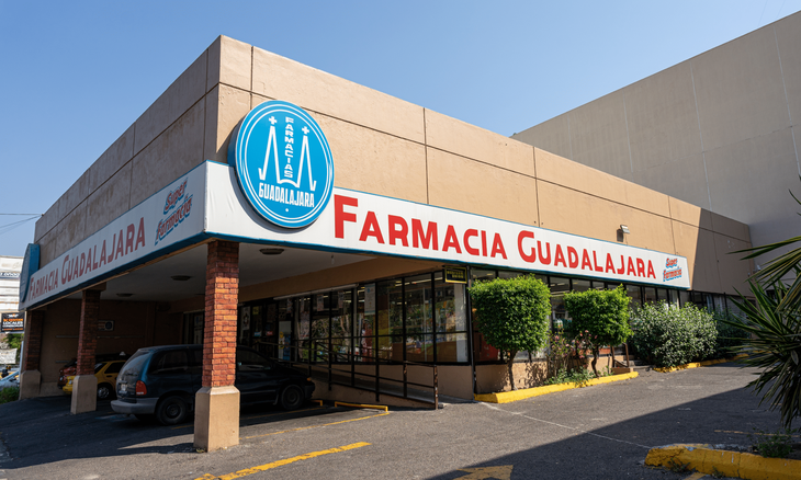 Fundó una tienda en Guadalajara con solo cinco empleados, revolucionó el  mundo de los medicamentos y transformó a su familia una de las más  poderosas del país