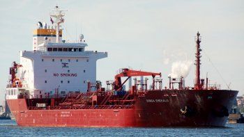 un oficial de la armada, con pronostico reservado al sufrir un accidente en el puerto la plata