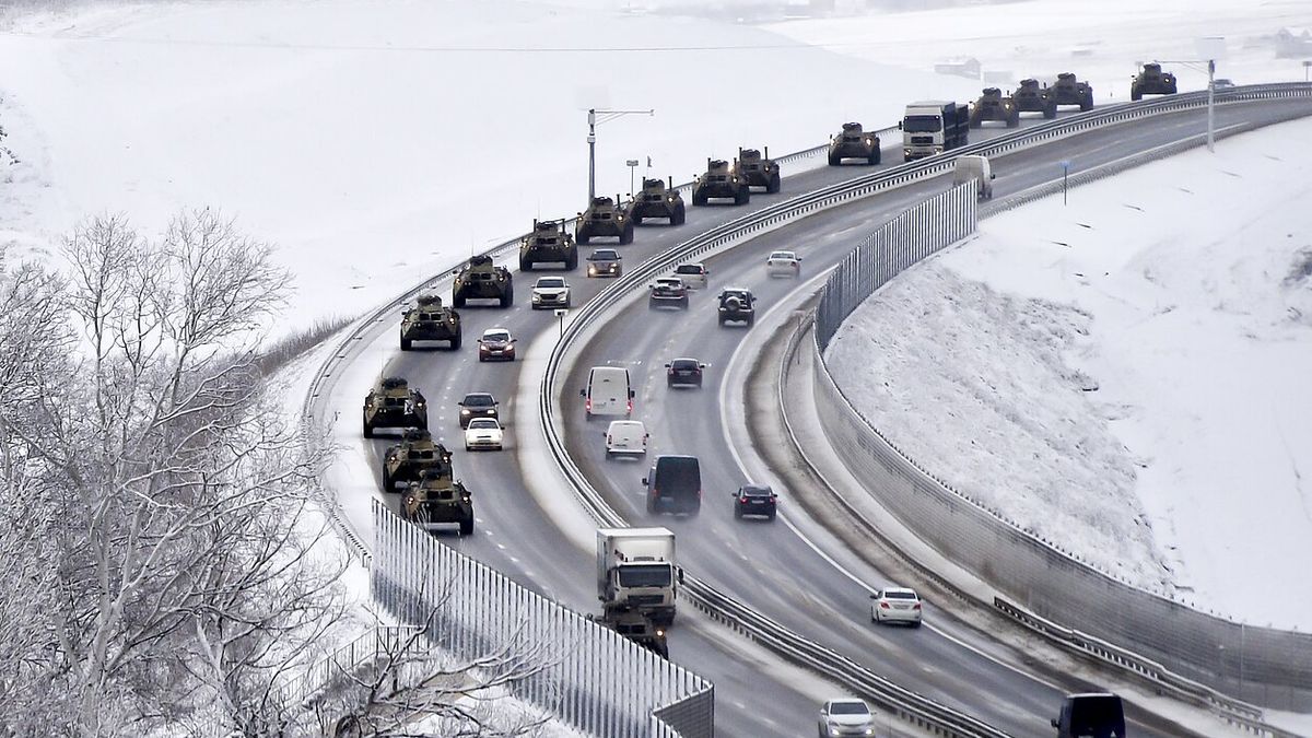 Russia raises the tone in the crisis with Ukraine and orders military maneuvers in Crimea