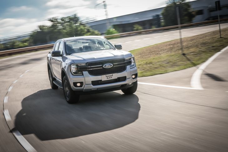 El cambio más relevante está en la mecánica. La nueva Ford Ranger Black incorpora el motor turbodiésel Panther 2.0 litros, con 170 CV y 405 Nm de torque, ahora asociado a una transmisión automática de 6 velocidades y tracción trasera.