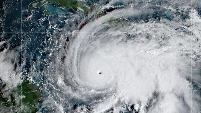 El huracán Melissa golpea con fuerza el Caribe tras alcanzar la categoría 5, con vientos de hasta 270 km/h y lluvias torrenciales.