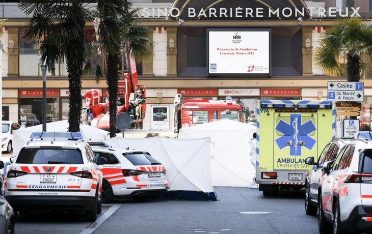 Autos y carpas bloquean una calle en Montreux, Suiza, donde ocurrió el suceso.