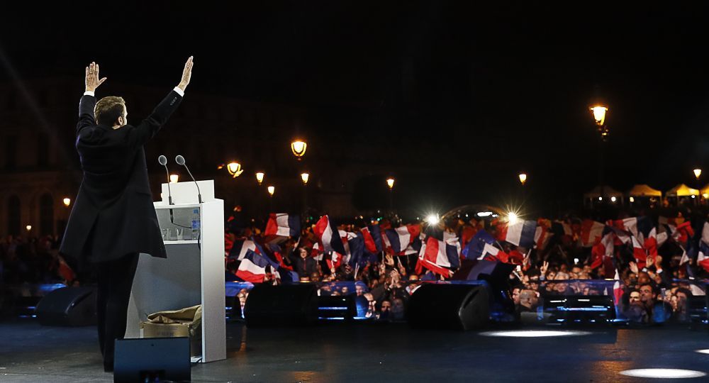 Emmanuel Macron ante sus votantes en la explanada del Louvre.