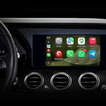 Permite acceder a chats y llamadas desde la pantalla del vehículo, con funciones limitadas. Permite acceder a chats y llamadas desde la pantalla del vehículo, con funciones limitadas.