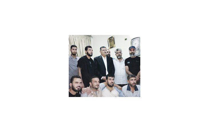 El desertor primer ministro sirio, Riad Hiyab, posó junto a rebeldes antes de fugar a Jordania.