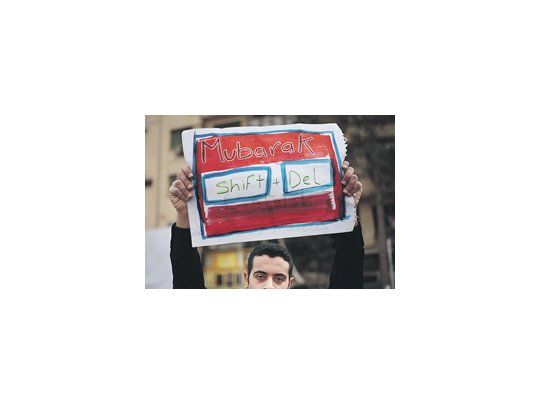 Un cartel juega con las teclas de «borrado» del presidente. Otra gracia: «A Mubarak, háblenle en hebreo porque no entiende árabe».