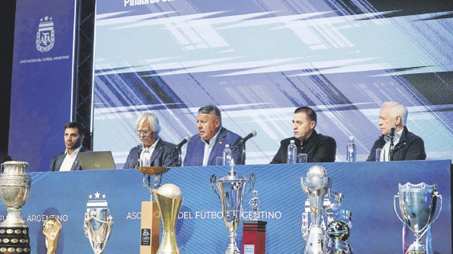 Unanimidad. Con Claudio Tapia, presidente de la AFA a la cabeza, los directivos de los clubes del fútbol, excepto Talleres de Córdoba, que estuvo ausente, le dieron la espalda al ingreso de las Sociedades Anónimas.