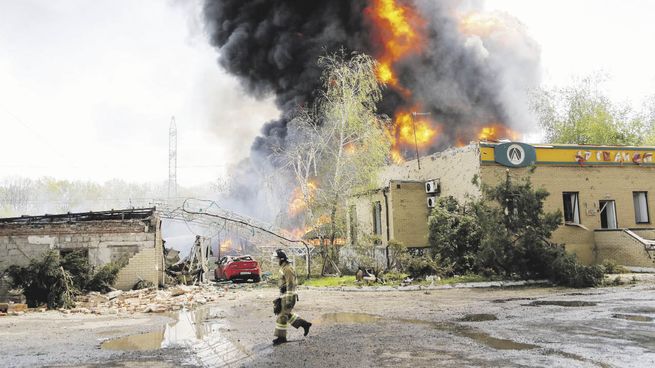 DAÑOS. Una planta de almacenamiento fue impactada por un un bombardeo ruso en la región de Donestk, Ucrania.