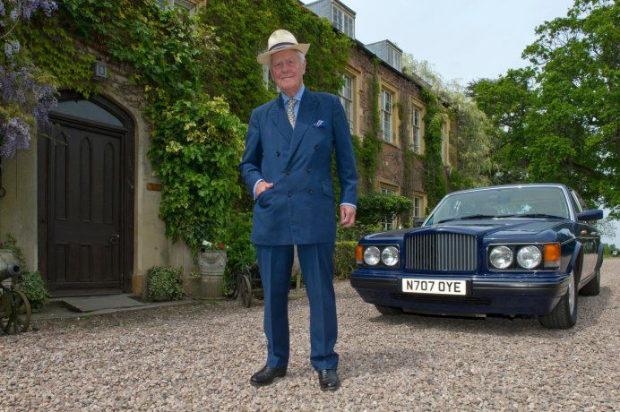 El magnate vive una odisea que cuesta millones para encontrar a una mujer que quiera tener a su hijo varón. El magnate vive una odisea que cuesta millones para encontrar a una mujer que quiera tener a su hijo varón.