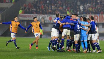 Todos juntos. Vélez se hizo fuerte ante River y frente a 70.000 personas consiguió el pase a cuartos en la Copa Libertadores.