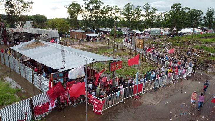 Cientos de miles de personas se acercan hasta el santuario del Gauchito Gil en Mercedes, provincia de Corrientes, a pesar del mal tiempo. Cientos de miles de personas se acercan hasta el santuario del Gauchito Gil en Mercedes, provincia de Corrientes, a pesar del mal tiempo.