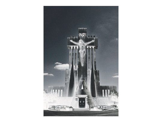 Jorge Miño retrata la solemne arquitectura de Salamone, el edificio monumental con la figura de Cristo del Cementerio de la ciudad de Laprida. La visión de la copia del negativo de Miño resulta sobrecogedora.