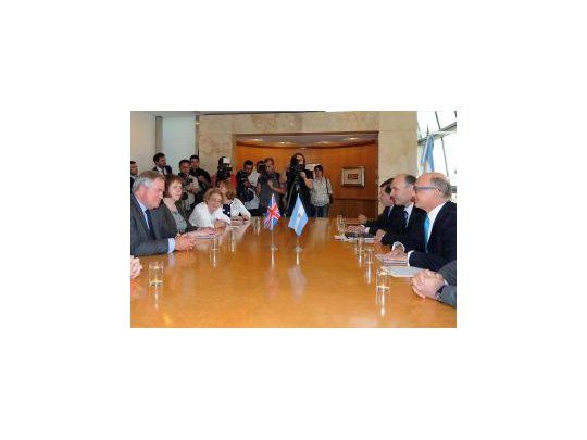 Un grupo de diputados y senadores de todas las fuerzas políticas de la Argentina se reunieron hoy con sus pares británicos, pero no pudieron avanzar en la conformación de un grupo binacional por Malvinas al ser rechazado por los representantes de Gran Bretaña.