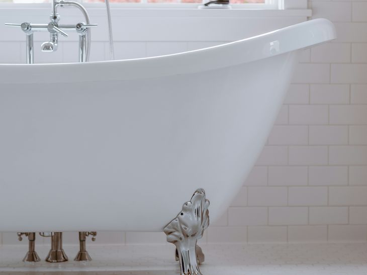 Cleaning tricks to leave a bathtub white and shiny.