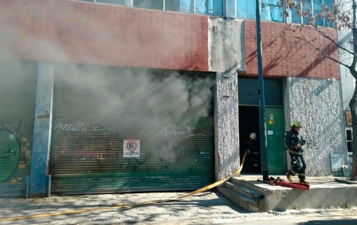 El depósito incendiado fue localizado en la calle Santa Magdalena al 500.