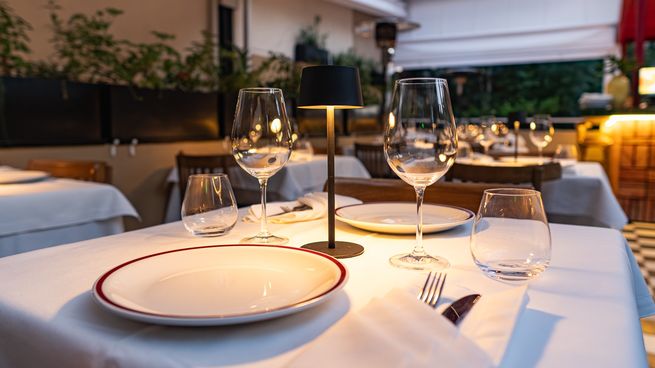 Ubicada en una terraza con toldo, con impronta de quincho y espíritu de casa, la propuesta construye una atmósfera íntima y relajada, pensada como un refugio en medio de la ciudad. Solo con reserva a través de la web y/o télefono.&nbsp;