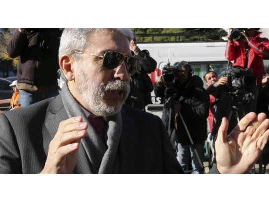 Los funcionarios están procesados por presunto fraude en perjuicio de la administración pública, abuso de autoridad y violación de los deberes de funcionario.