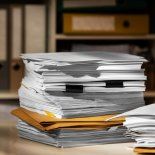 Entre las derogaciones, figuran los estatutos del periodista, peluquero y del viajante de comercio. Entre las derogaciones, figuran los estatutos del periodista, peluquero y del viajante de comercio.