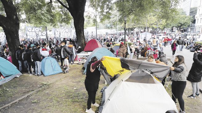Tensión. La policía porteña intentó evitar el acampe de los piqueteros frente a Desarrollo Social. Hubo negociacióny finalmente la protesta avanzó por la avenida 9 de Julio como tenían programado.