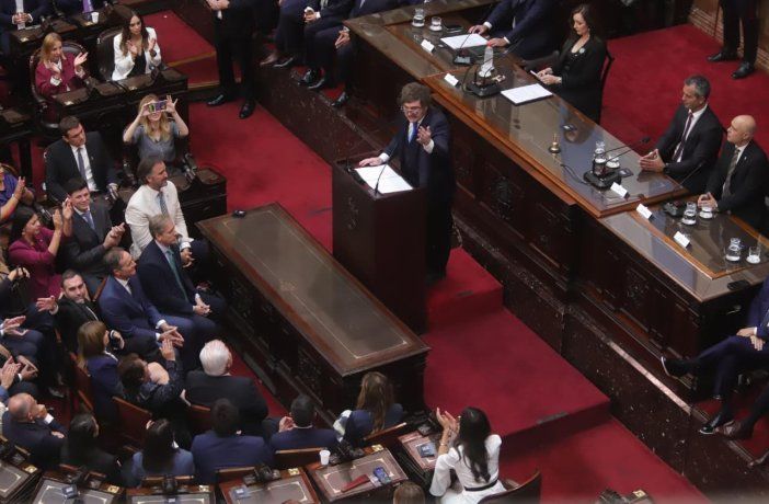 En un discurso que mezcl&oacute; lectura con reacciones contra la oposici&oacute;n, el mandatario no ocult&oacute; su enojo con parte del bloque opositor y desat&oacute; su furia en pleno recinto.