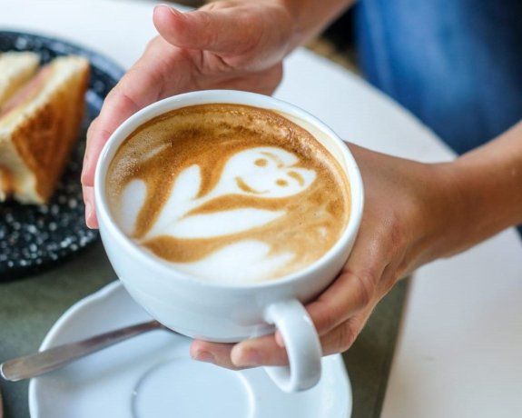 Los participantes que consumieron café descafeinado mostraron mejoras en pruebas de memoria y aprendizaje. Los participantes que consumieron café descafeinado mostraron mejoras en pruebas de memoria y aprendizaje.