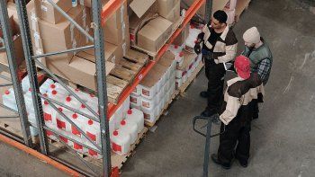 Operarios en plena actividad en un centro logístico, donde la demanda y la nueva superficie disponible marcan el pulso del mercado de alquileres industriales