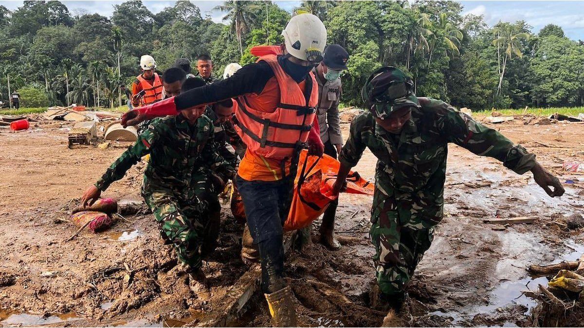 Devastador temporal en el sudeste de Asia ya dejó más de 1.200 muertos y comunidades enteras luchan por sobrevivir Devastador temporal en el sudeste de Asia ya dejó más de 1.200 muertos y comunidades enteras luchan por sobrevivir