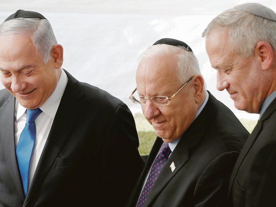 DISTENsIÓN. El presidente Reuven Rivlin, el primer ministro Benjamin Netanyau y el ganador de los comicios del martes, Benny Gantz, participaron ayer de una ceremonia para recordar al fallecido mandatario, Shimon Peres.