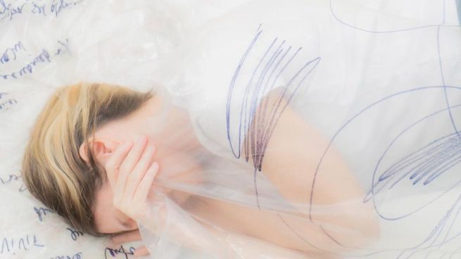 Un recorrido de nueve pulsos y respiraciones donde el cuerpo y la palabra se anudan. La artista visual y psicóloga invita a una contemplación despojada de la urgencia contemporánea, rescatando la belleza de lo que está por desaparecer.