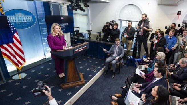 Karoline Leavitt comenzó a brindar conferencias exclusivas para influenceres alineados con Donald Trump.