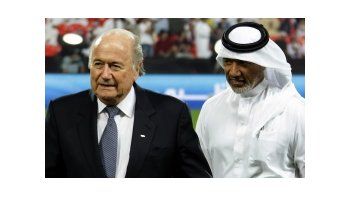 El presidente de la FIFA, Joseph Blatter junto al presidente de de la Confederación Asiática de Fútbol (CAF), Mohamed Ben Hammam.