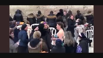 insolita protesta: sorpresivo desnudo de una joven en el muro de los lamentos