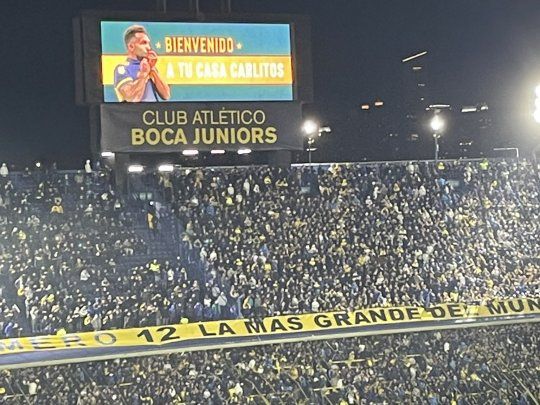 Amor. La Bombonera cantó por su último gran ídolo.
