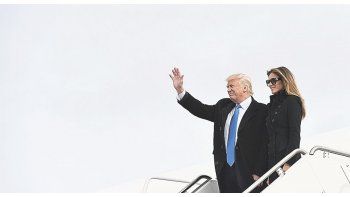 ámbito.com | ENCUENTRO CON LA HISTORIA. Donald Trump y su esposa, Melania, ayer al llegar a la base aérea de Andrews, en Maryland. Hoy jurará como presidente cerca de allí, en Washington.