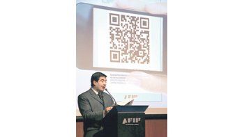 Ricardo Echegaray explicó el moderno régimen, obligatorio desde el 1 de noviembre. El local deberá exhibir impreso en una hoja el código de barras que los clientes pueden «capturar» con su teléfono. También deberán publicar sus códigos aquellos que venden por internet.