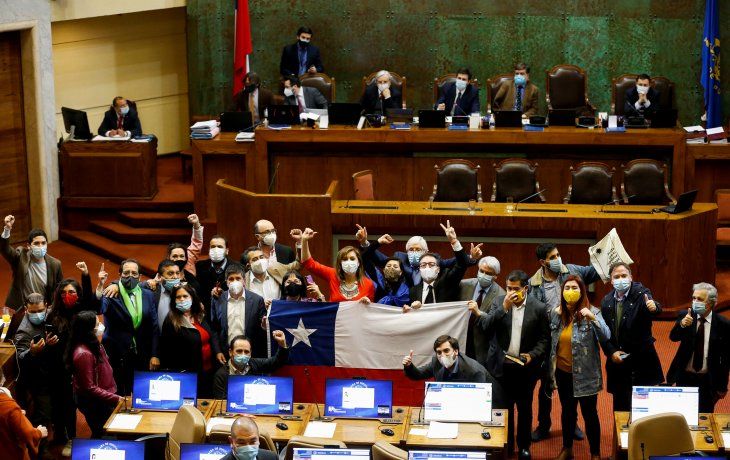 CELEBRACIÓN. Diputados de la oposición festejaron en el Congreso. Una medida de este tipo había sido impulsada en numerosas ocasiones, sin éxito.&nbsp;